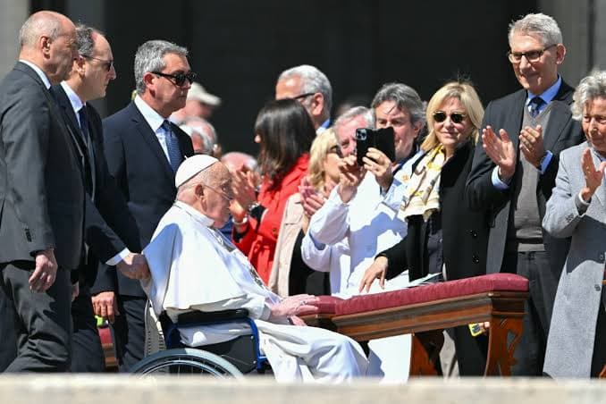 Palm Sunday: Pope defies doctors’ advice, thrills crowd at Vatican square